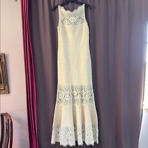 Tadashi ShojiI crème illusion Embroidered Lace Pintuck Jersey Dress Gown M